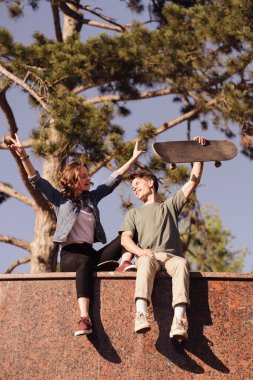 Modern gülen çift kaykaylarla birlikte duruyor.