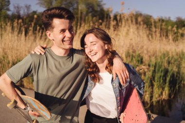 Kız arkadaşı kaykaylarla çıkan genç bir erkek arkadaş.