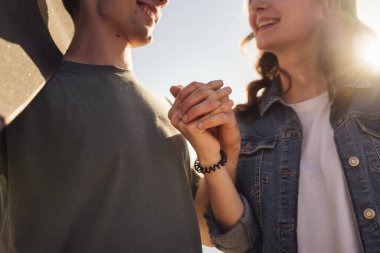 Kız arkadaşı kaykaylarla çıkan genç bir erkek arkadaş.