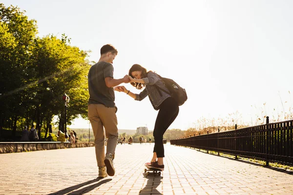 Молода пара практикує скейтбординг на відкритому повітрі — стокове фото