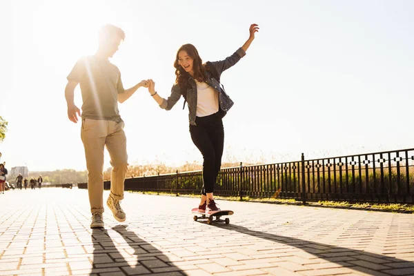 Νεαρό ζευγάρι εξάσκηση skateboarding έξω — Φωτογραφία Αρχείου