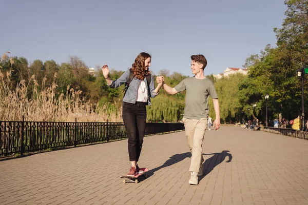 Νεαρό ζευγάρι εξάσκηση skateboarding έξω — Φωτογραφία Αρχείου