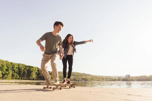 Junges Paar übt Skateboarden im Freien — Stockfoto