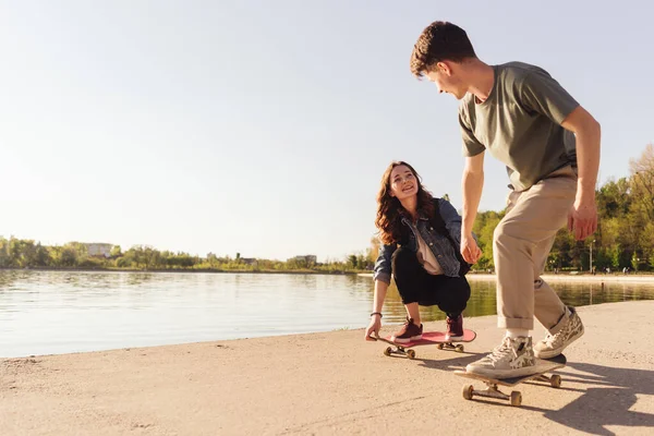 年轻夫妇在户外练习滑板 — 图库照片