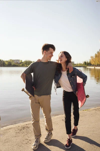 Junger Freund mit Freundin bei einem Date mit Skateboards — Stockfoto