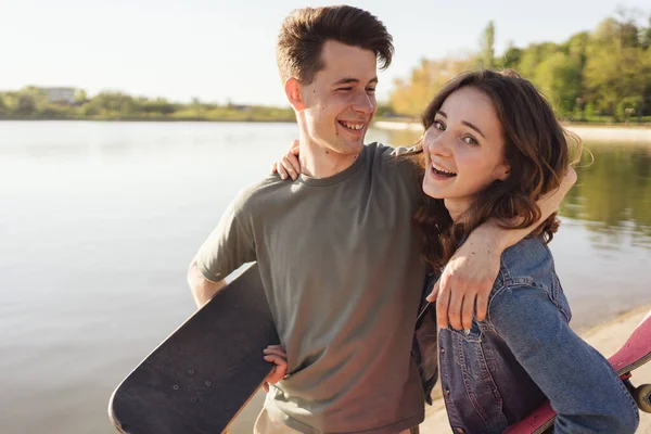 Joven novio con novia en una cita con patinetas — Foto de Stock