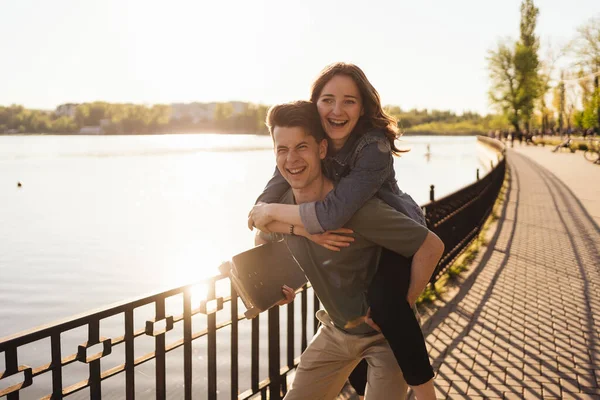 Junger Freund mit Freundin bei einem Date mit Skateboards — Stockfoto