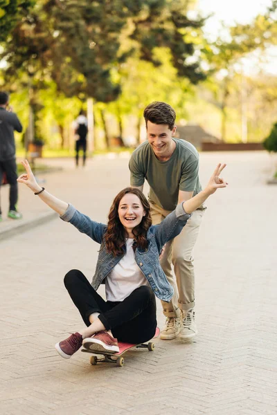 Młoda para ćwicząca skateboarding na świeżym powietrzu — Zdjęcie stockowe