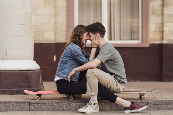 Joven novio con novia en una cita con patinetas —  Fotos de Stock