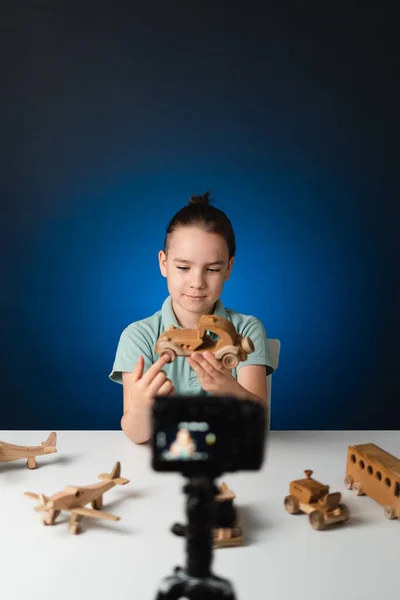 Junge Video-Blogger macht Stream mit seinen Anhängern. — Stockfoto