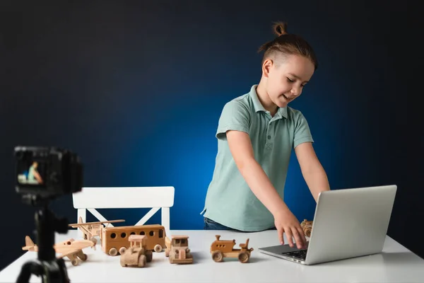 Junge Video-Blogger macht Stream mit seinen Anhängern. — Stockfoto