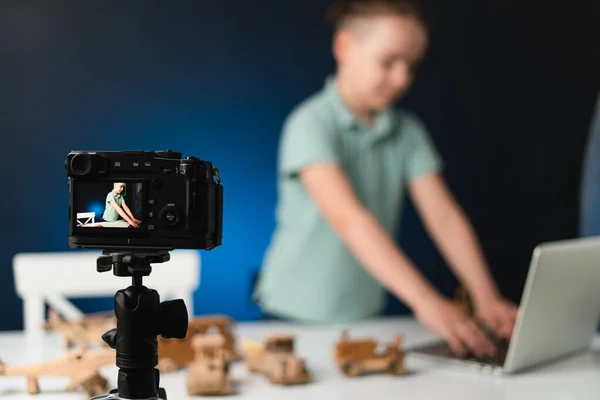 Junge Video-Blogger macht Stream mit seinen Anhängern. — Stockfoto