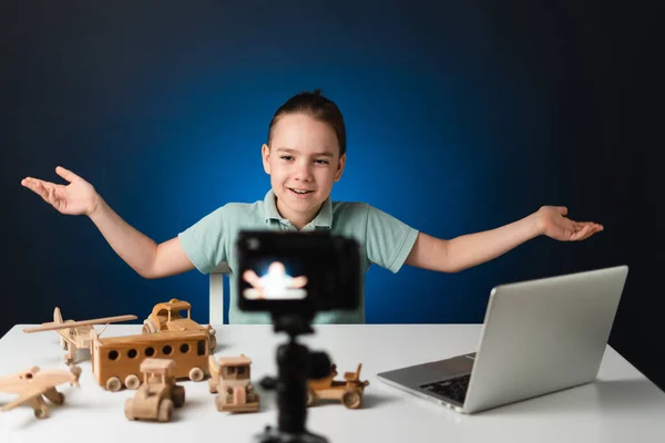 Junge Video-Blogger macht Stream mit seinen Anhängern. — Stockfoto