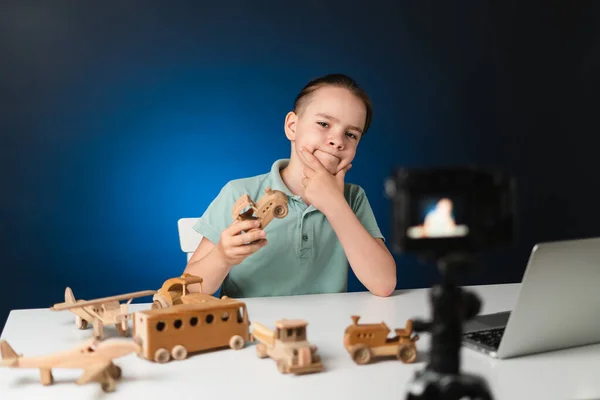 Junge Video-Blogger macht Stream mit seinen Anhängern. — Stockfoto