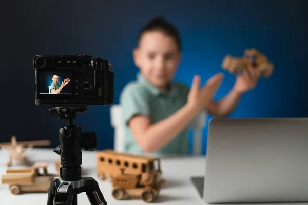 Junge Video-Blogger macht Stream mit seinen Anhängern. — Stockfoto