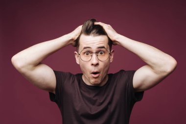 Gözlüklü yakışıklı adam şaşırdı.