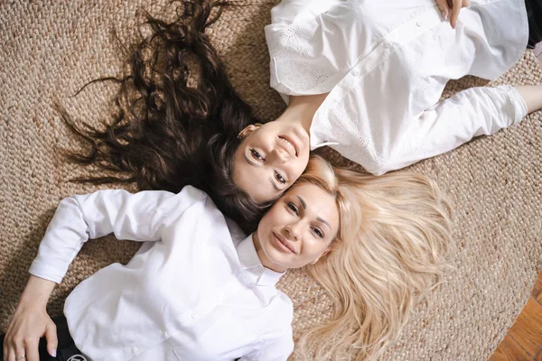 Мама и дочь лежат на полу — стоковое фото