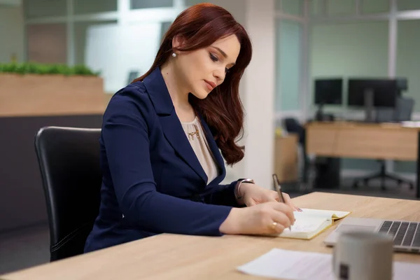 Mujer trabajando con papeles en su oficina — Foto de Stock