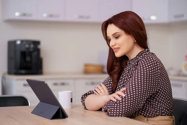 Businesswoman pomocí tablet při pití čaje v kanceláři — Stock fotografie