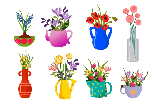 Mazzi decorativi di fiori in contenitori diversi - una brocca, una boccia, una teiera e una tazza, un annaffiatoio e una bottiglia. — Vettoriale Stock