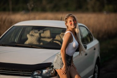 Yazın arabanın yanında genç ve güzel bir bayan.