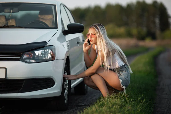 Hermosas Llamadas Femeninas Jóvenes Teléfono Cerca Del Coche — Foto de Stock