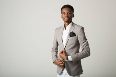 Takım elbiseli yakışıklı Afrikalı bir erkek.