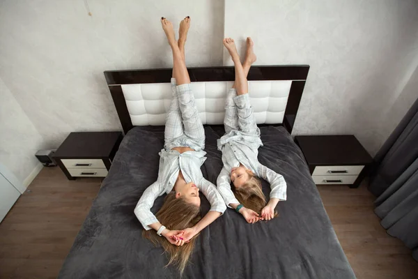 Bella Mamma Con Figlia Pigiama Casa Sul Letto Testa Giù — Foto Stock