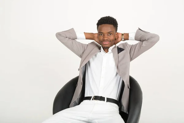 Guapo Joven Africano Traje Sentado Una Silla Sobre Fondo Blanco — Foto de Stock