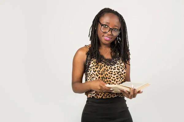 Schöne Junge Afrikanische Frau Auf Weißem Hintergrund Mit Buch — Stockfoto