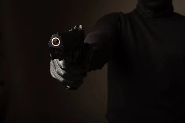 Una Pistola Las Manos Ladrón Sobre Fondo Negro —  Fotos de Stock