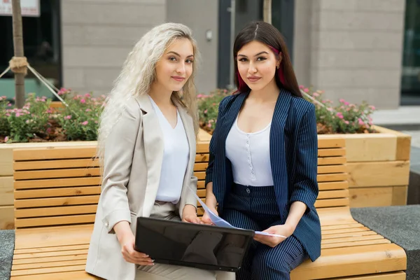 Duas Belas Mulheres Jovens Ternos Com Laptop — Fotografia de Stock