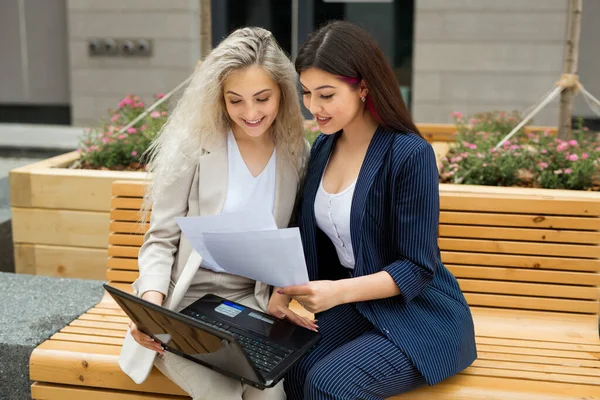 Duas Belas Mulheres Jovens Ternos Com Laptop — Fotografia de Stock