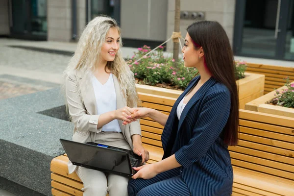 Duas Belas Mulheres Jovens Ternos Com Laptop — Fotografia de Stock