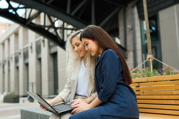 Duas Belas Mulheres Jovens Ternos Com Laptop — Fotografia de Stock