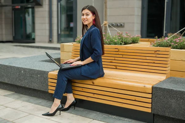 Bela Jovem Mulher Terno Com Laptop — Fotografia de Stock