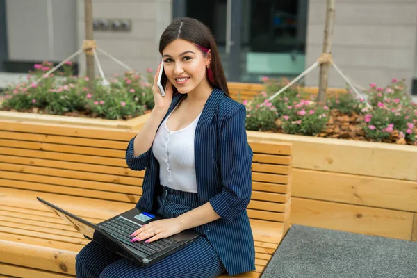 Bela Jovem Mulher Terno Com Laptop Telefone — Fotografia de Stock