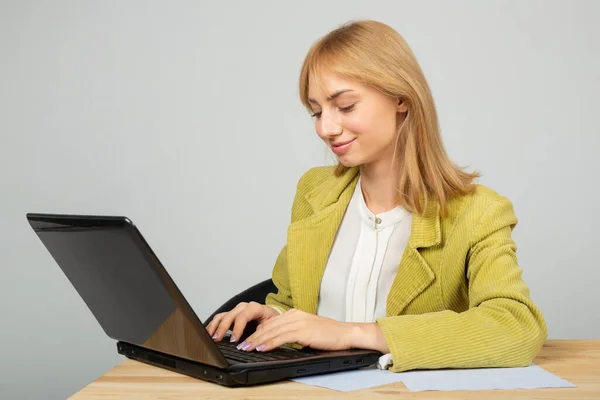 Hermosa Joven Hembra Una Chaqueta Mesa Con Ordenador Portátil — Foto de Stock