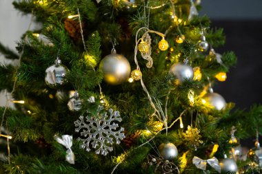 Noel ağacında güzel süslemeler