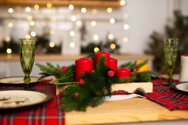 Şenlik masasında güzel bir yeni yıl dekoru.