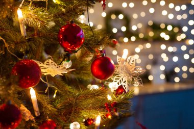 Noel ağacında güzel süslemeler