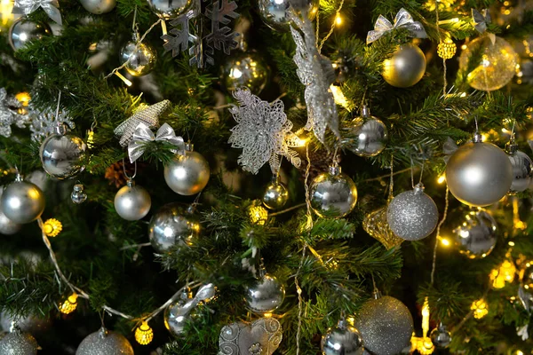 Gyönyörű Dekorációk Karácsonyfán — Stock Fotó