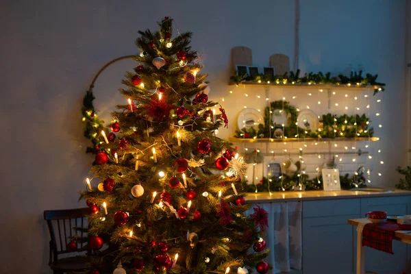 크리스마스 트리에 아름다운 장식품들 — 스톡 사진