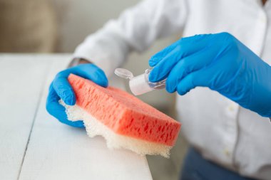 Tıbbi eldivenlerde bir şişe antibakteriyel antiseptik bulundu.