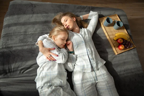 Mooi Moeder Dochter Liggen Het Bed Pyjama — Stockfoto