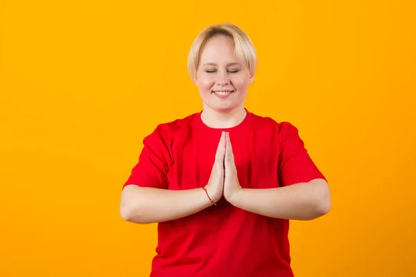 Vacker Ung Fyllig Kvinna Röd Shirt Gul Bakgrund Yogapose — Stockfoto