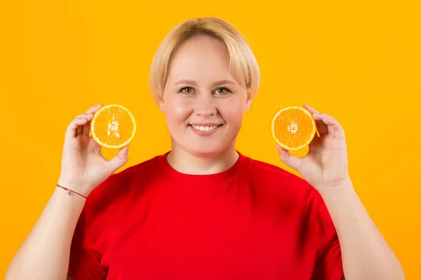 Gyönyörű Fiatal Kövér Piros Pólóban Sárga Háttér Narancs — Stock Fotó