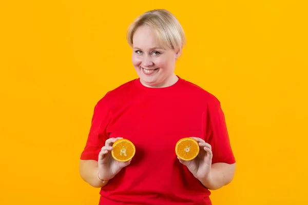 Gyönyörű Fiatal Kövér Piros Pólóban Sárga Háttér Narancs — Stock Fotó