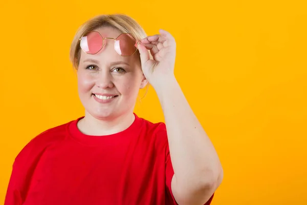 Gyönyörű Fiatal Kövér Piros Pólóban Sárga Háttér Szemüveggel — Stock Fotó