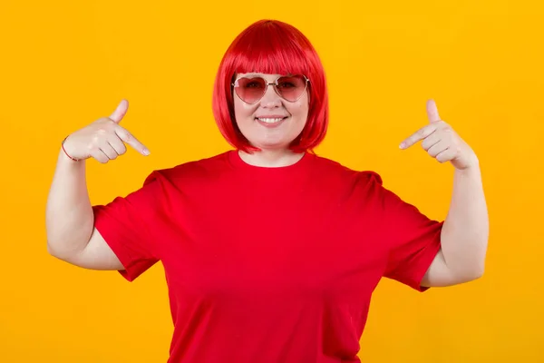 Gyönyörű Fiatal Kövér Vörös Hajjal Sárga Háttér Visel Napszemüveg — Stock Fotó